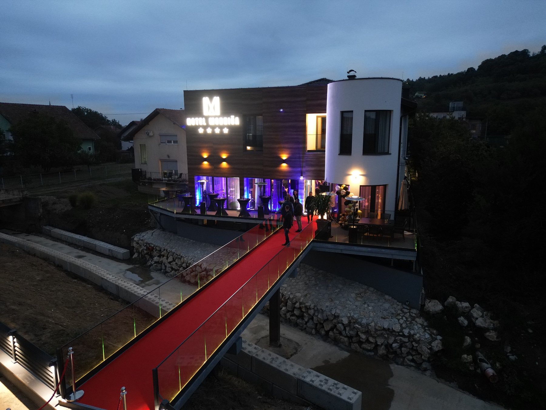 Hotel Modriča eksterijer noću